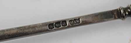 MAPPIN & WEBB A PAIR OF 17TH CENTURY DESIGN SILVER SEAL TOP SPOONS, Sheffield 1921, pair 97g. - Image 2 of 2