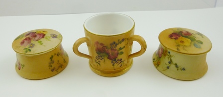 AN EARLY 20TH CENTURY ROYAL WORCESTER PORCELAIN MINIATURE TYG, hand painted with floral decoration