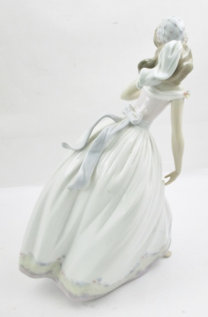 A LLADRO PORCELAIN FIGURINE "The Glass Slipper" no. 5957, 27cm high in original box - Image 3 of 4