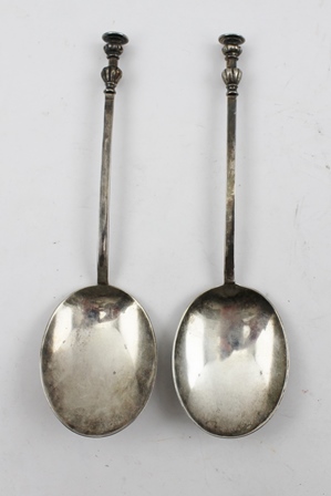 MAPPIN & WEBB A PAIR OF 17TH CENTURY DESIGN SILVER SEAL TOP SPOONS, Sheffield 1921, pair 97g.