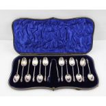 WILLIAM HUTTON & SONS AN EDWARDIAN CASED SET OF TWELVE SILVER APOSTLE COFFEE SPOONS AND A PAIR OF