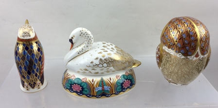 THREE ROYAL CROWN DERBY PAPERWEIGHTS, each gilded and decorated in the Imari palette and each with - Image 3 of 5