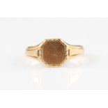 A gents 9ct yellow gold signet ring, the octagonal head having engraved border, hallmarked 1978,