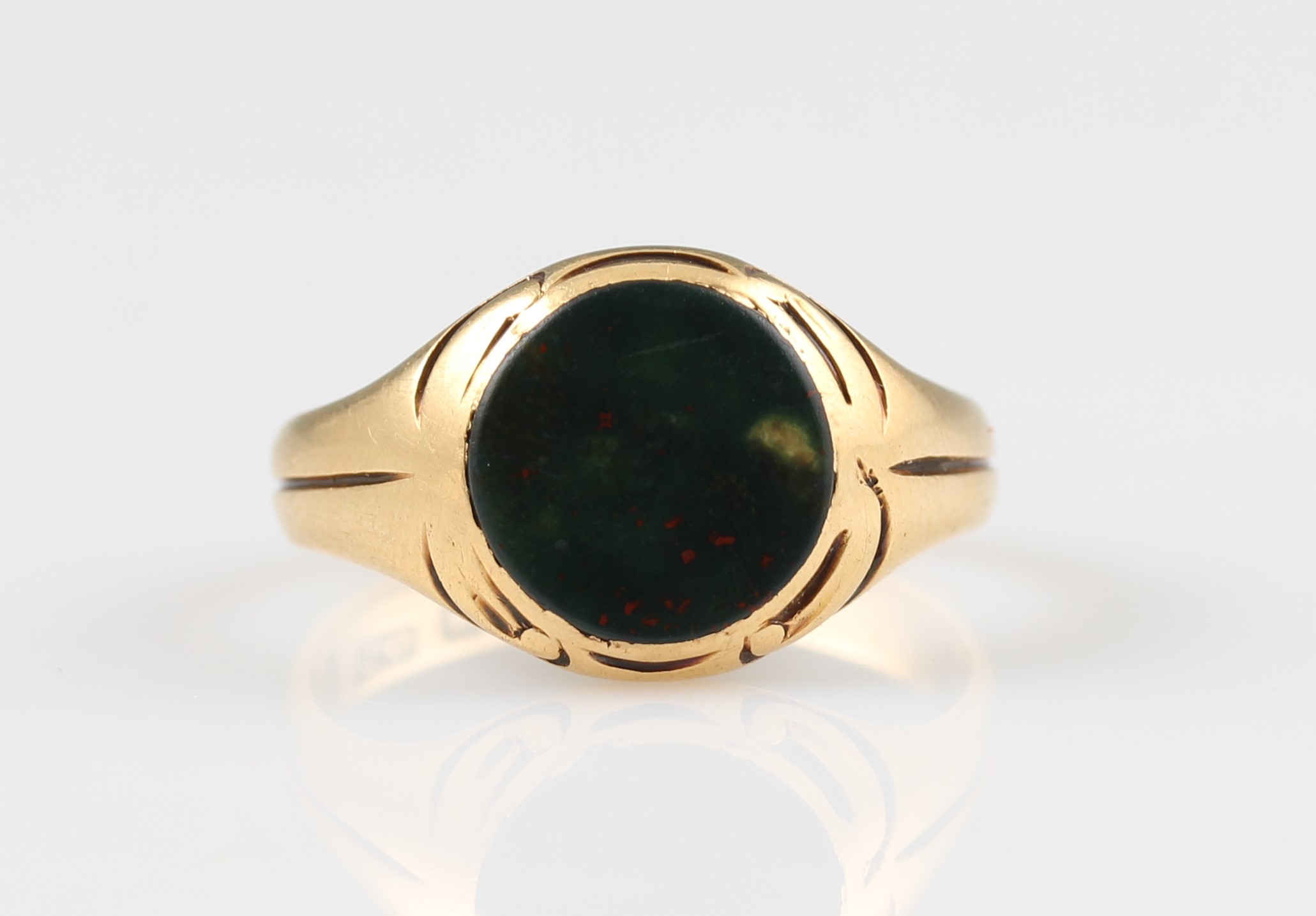 A Victorian 18ct yellow gold bloodstone signet ring, set with a circular piece of bloodstone,