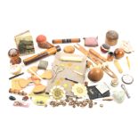 A mixed lot _ sewing comprising pincushions, a set of enamel buttons, and other pieces (parcel)