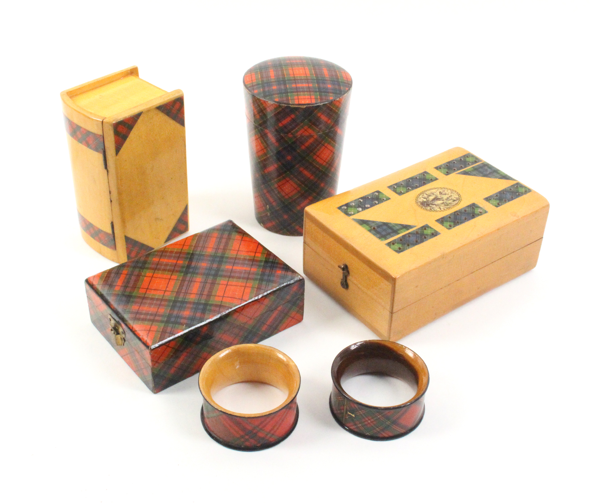 Tartan Ware _ six pieces comprising a rectangular card box, hinging to form a cribbage board with