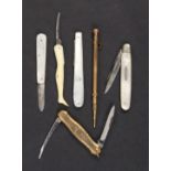 Five pocket knives and a pencil comprising a twin blade example with gilt engraved scales, 6.2cm,