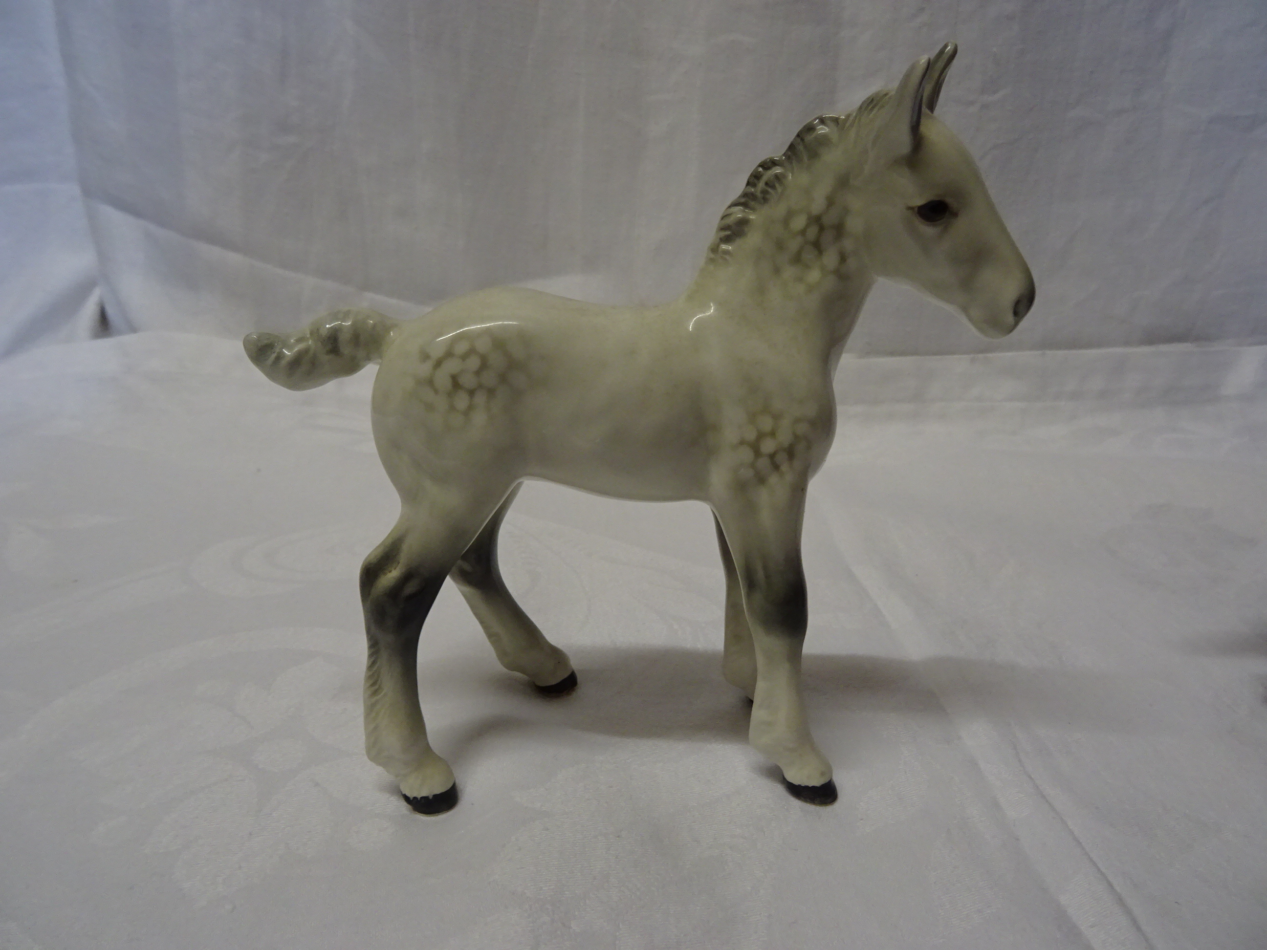 A Beswick Model of large shire foal in grey gloss, No. 951, a large brown foal, No. 947 and two - Image 3 of 5