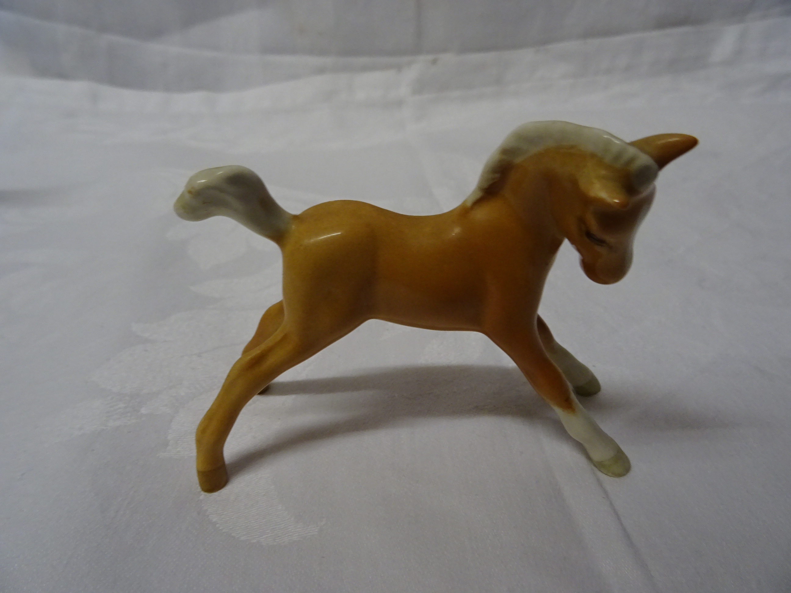 A Beswick Model of large shire foal in grey gloss, No. 951, a large brown foal, No. 947 and two - Image 2 of 5
