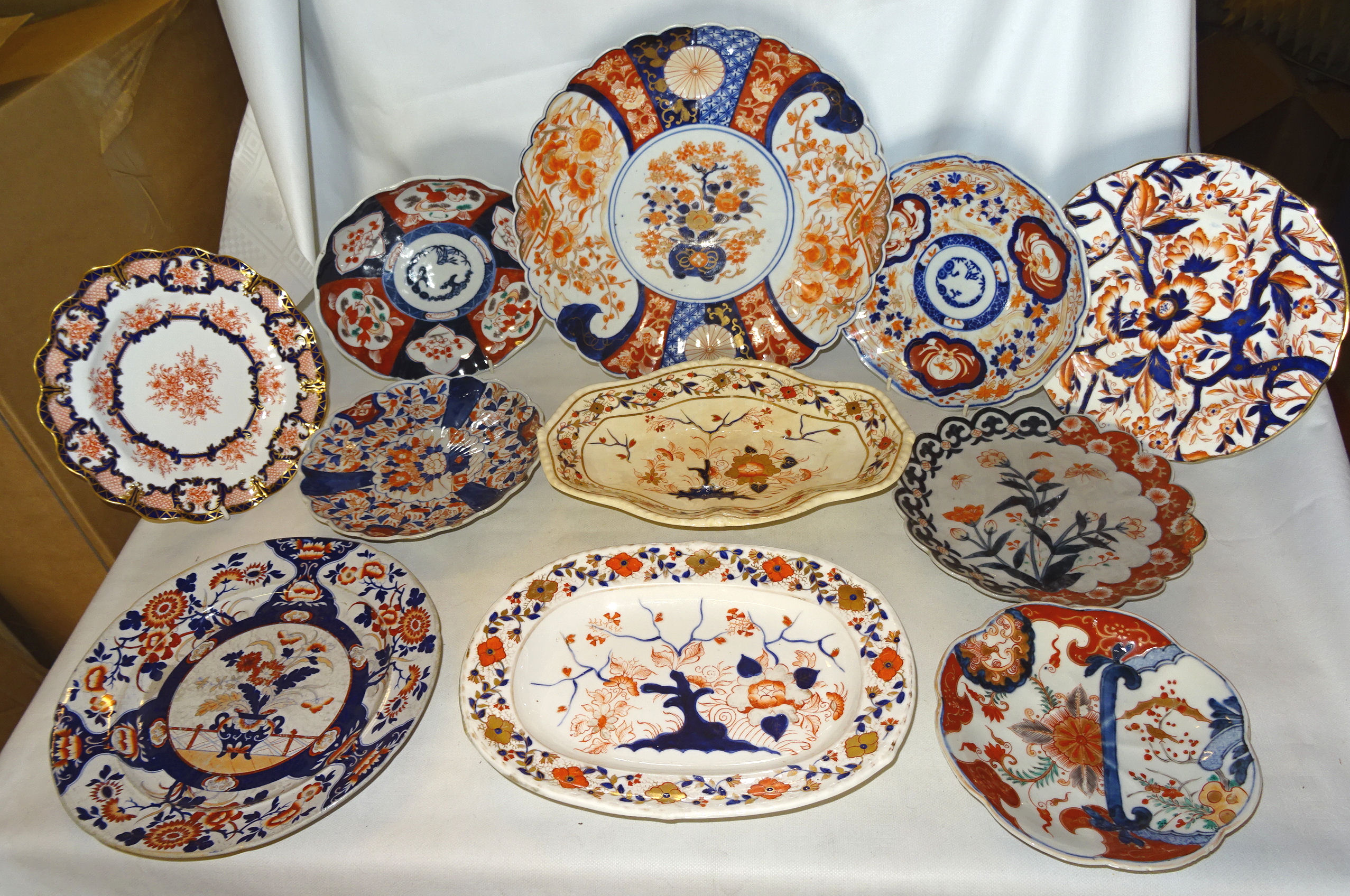 An Imari pattern Plate decorated in orange and blue, 12" (31cms) diameter, five other Japanese