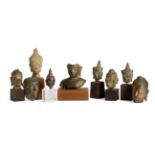 NOVE TESTE DI BUDDHA - NINE BUDDHA HEADS Sud-est asiatico Sette in bronzo e due in pietra, tutte