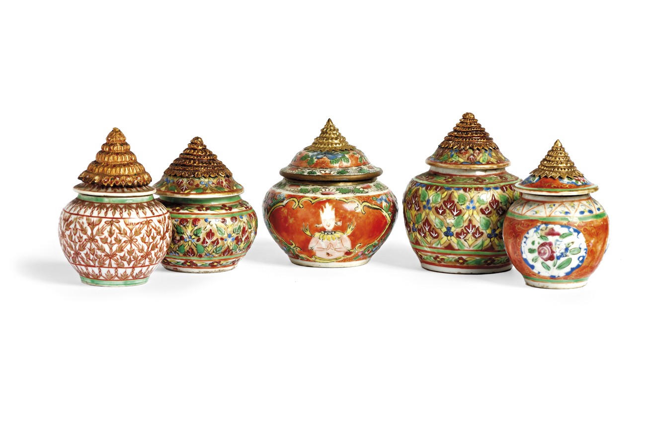 CINQUE VASETTI LAI NAM THONG CON COPERCHIO A FORMA DI STUPA - FIVE LAI NAM THONG VASES WITH STUPA-