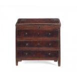 CASSETTONE IN MINIATURA XIX secolo - A MINIATURE COMMODE 19th Century In legno di noce, a tre