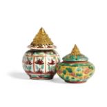 DUE VASETTI BENCHARONG CON COPERCHIO A FORMA DI STUPA - TWO BENCHARONG VASES WITH STUPA-SHAPED