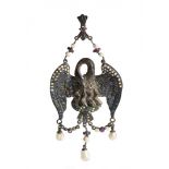 PENDENTE A FORMA DI PELLICANO CHE CIBA I SUOI PULCINI. - A PENDANT IN THE FORM OF A PELICAN WITH