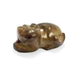 FELINO IN GIADA INTAGLIATA Cina, dinastia Qing, XIX secolo - A FELINE IN CARVED JADE China, Qing