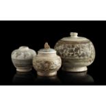 TRE CERAMICHE THAILANDESI Thailandia, periodo Ayutthaya, fornaci di Si Satchanalai/ Sawankhalok,