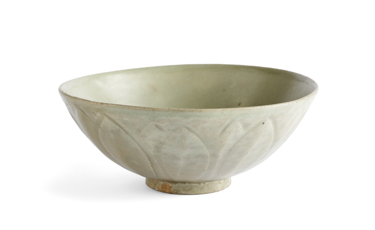 CIOTOLA CON INTAGLIO DI FIORE DI LOTO SOTTO INVETRIATURA CÉLADON - A CÉLADON BOWL WITH ENGRAVED