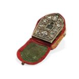 SCRIGNO PORTATILE (GA’U) BUDDHISTA CON CUSTODIA Tibet, XX secolo - A BUDDHIST PORTABLE SHRINE (GA’U)