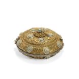 SCRIGNO CIRCOLARE IN RAME DORATO E ARGENTATO Tibet, XIX-XX secolo - A CIRCULAR CASE IN GILT AND