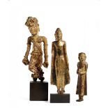 GRUPPO DI TRE SCULTURE - A SET OF THREE FIGURES Thailandia, Birmania e India del Sud (?) Composto