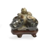 RAGAZZO CHE CAVALCA UN BUFALO IN GIADA INTAGLIATA - A BOY RIDING A BUFFALO IN CARVED JADE Cina,