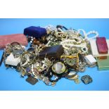 Quantity of assorted costume jewellery.