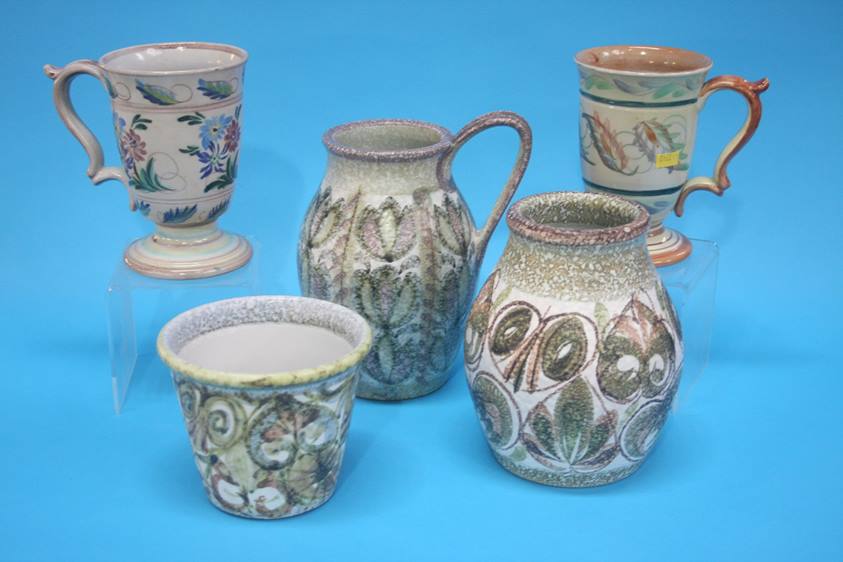 Two Glyn Colledge style tankards and three other pieces of Denby (5)