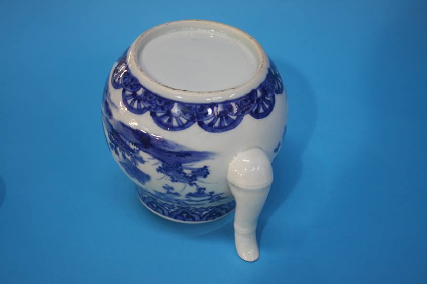 An Oriental blue and white tea pot - Image 5 of 5