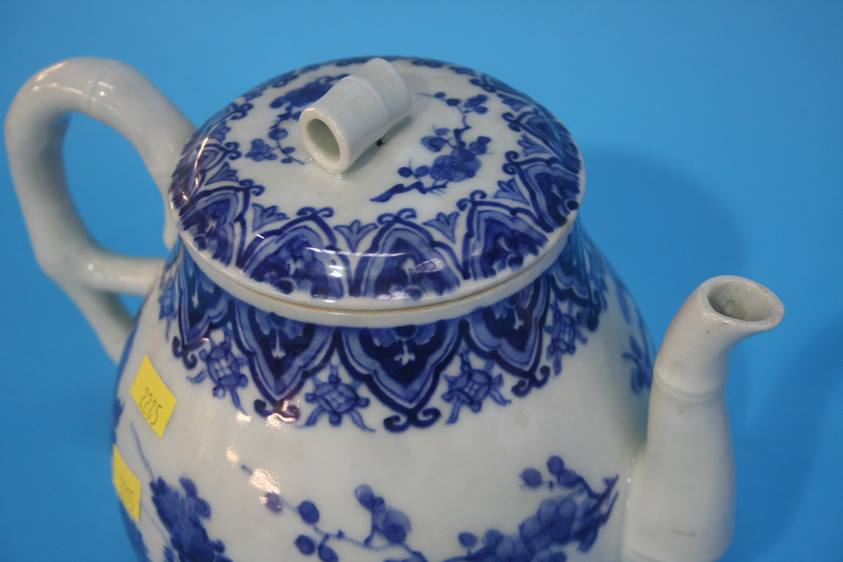 An Oriental blue and white tea pot - Image 4 of 5