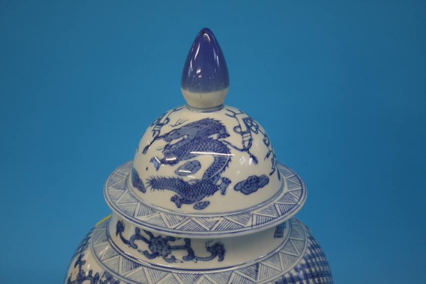 A large blue and white Oriental vase and cover - Image 8 of 15
