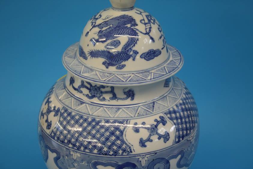 A large blue and white Oriental vase and cover - Image 7 of 15