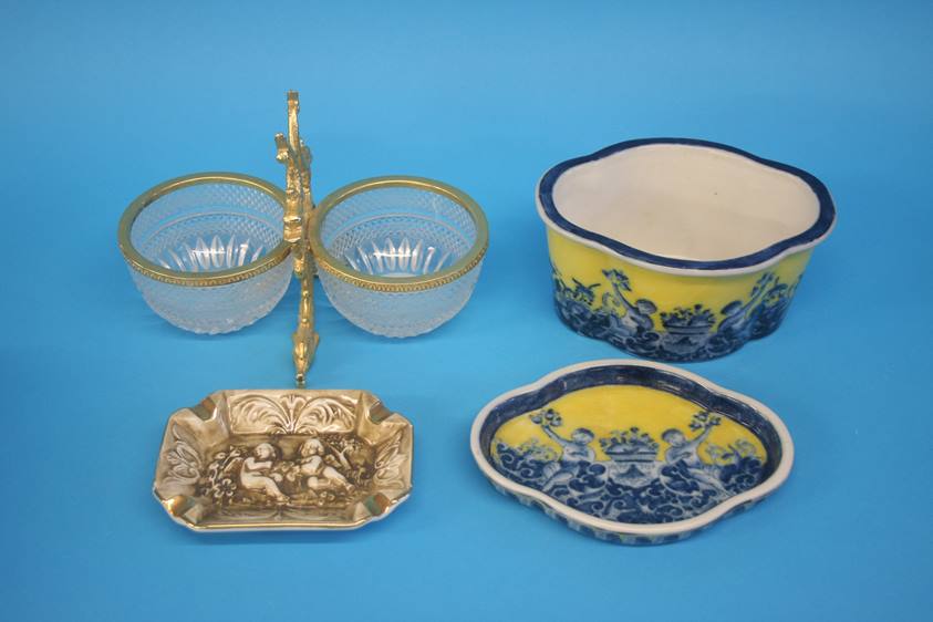 A Capo di Monte lidded casket, ashtray etc. - Image 2 of 5