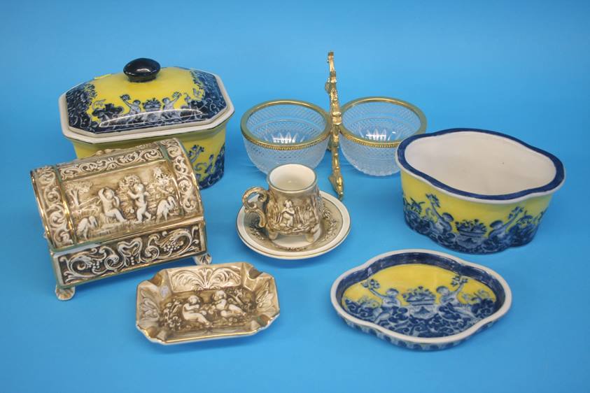 A Capo di Monte lidded casket, ashtray etc.