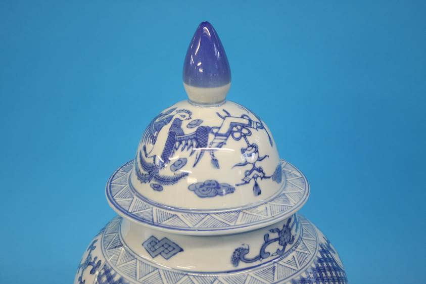 A large blue and white Oriental vase and cover - Image 3 of 15