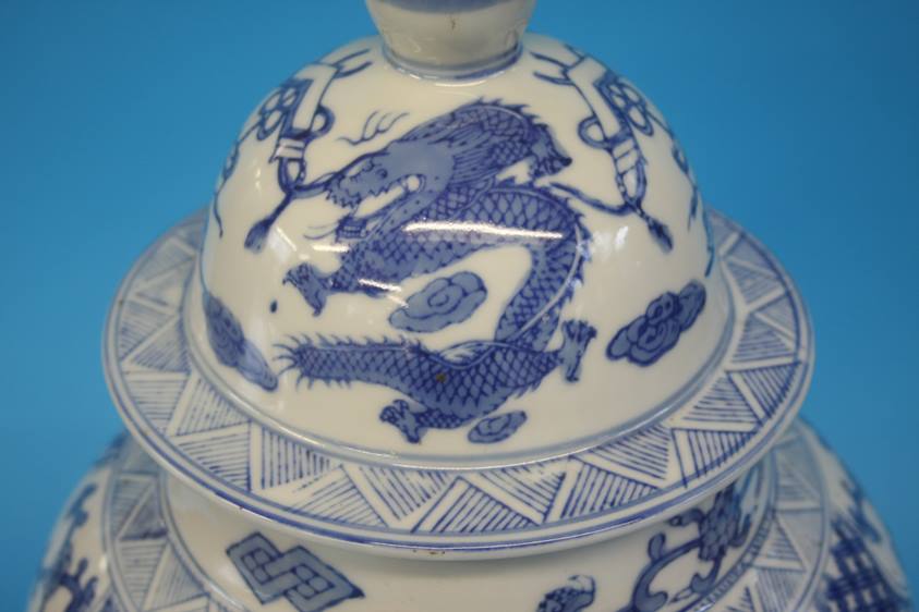 A large blue and white Oriental vase and cover - Image 4 of 15