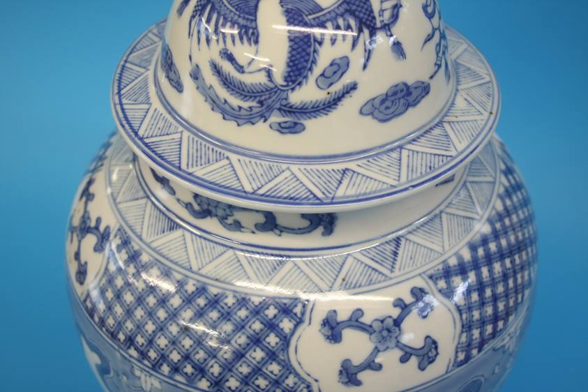 A large blue and white Oriental vase and cover - Image 10 of 15