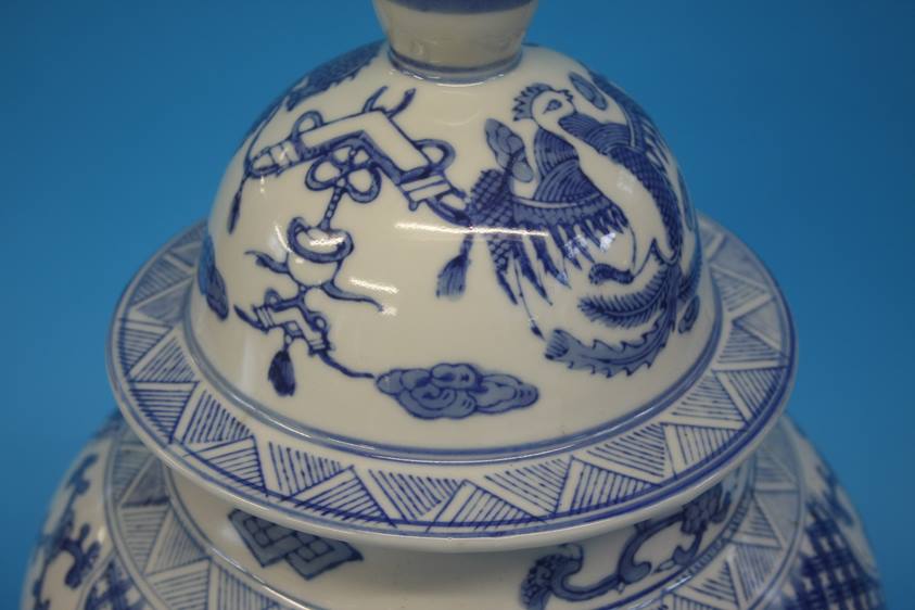 A large blue and white Oriental vase and cover - Image 5 of 15
