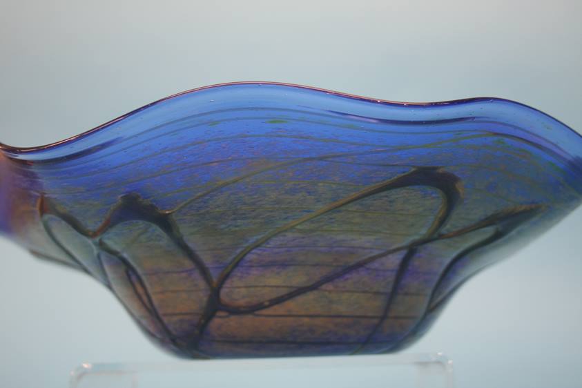 An iridescent Studio glass bowl - Image 2 of 2