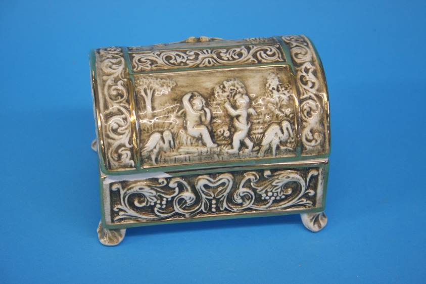 A Capo di Monte lidded casket, ashtray etc. - Image 4 of 5