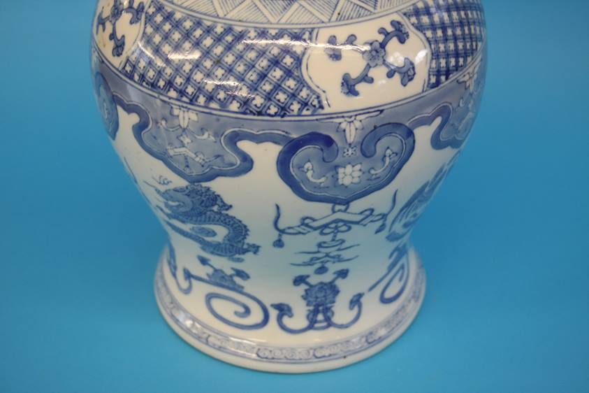 A large blue and white Oriental vase and cover - Image 6 of 15