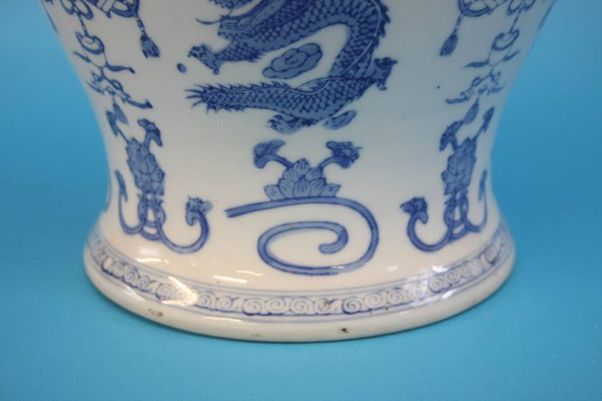 A large blue and white Oriental vase and cover - Image 13 of 15