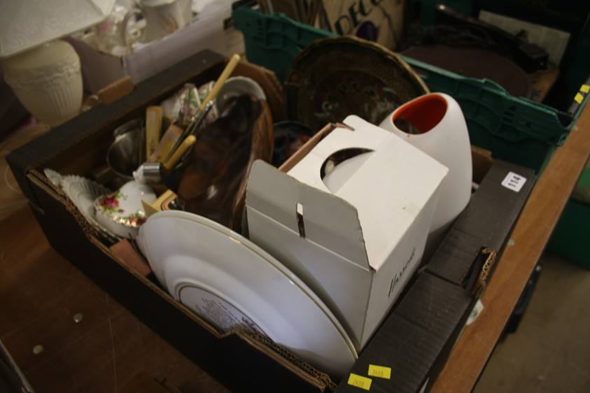 A tray of assorted Oriental china etc.