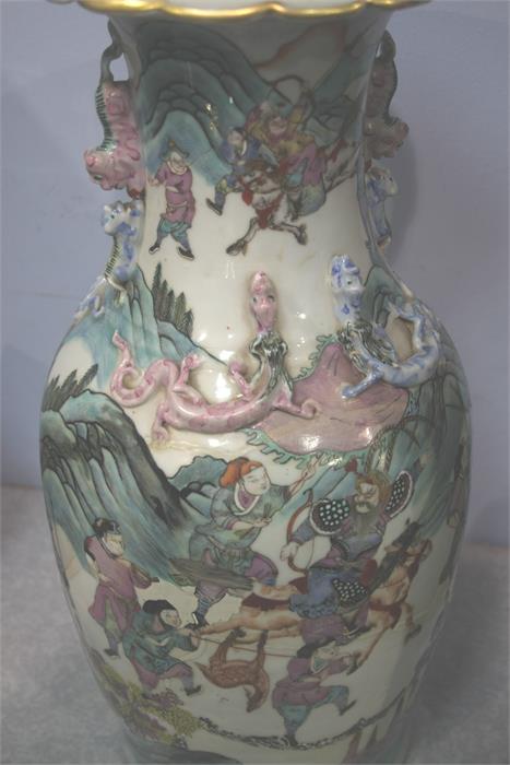 A large Oriental vase - Image 9 of 9