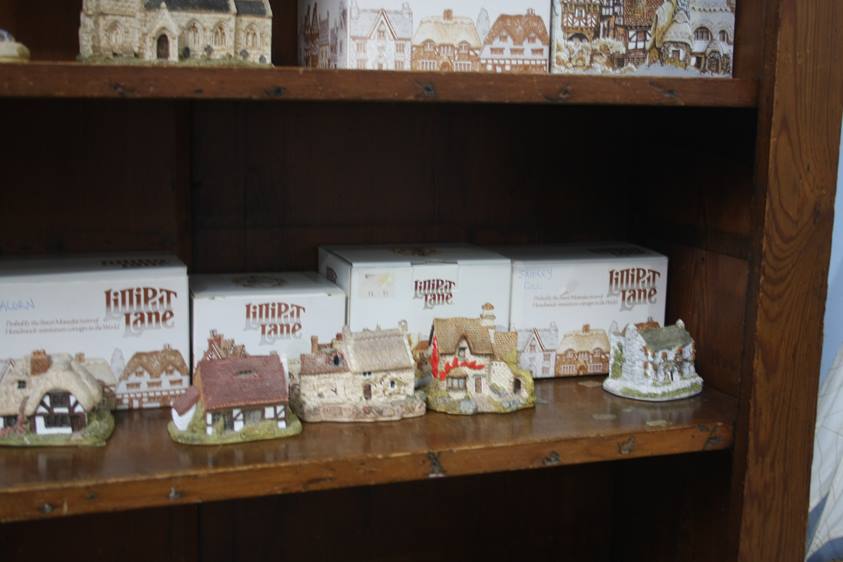 A collection of Lilliput Lane cottages - Image 4 of 5