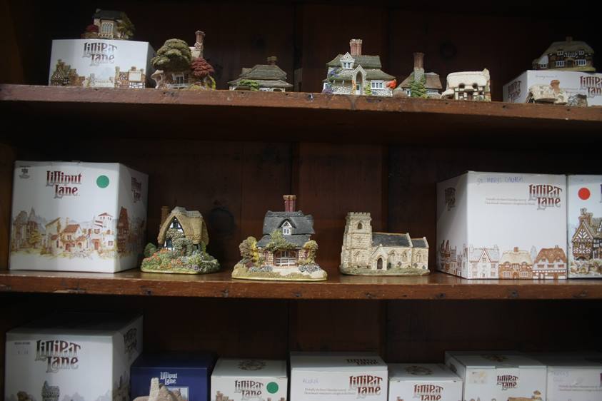 A collection of Lilliput Lane cottages - Image 3 of 5