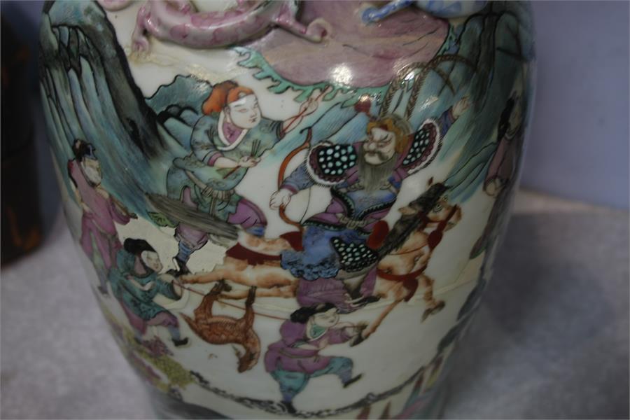 A large Oriental vase - Image 4 of 9