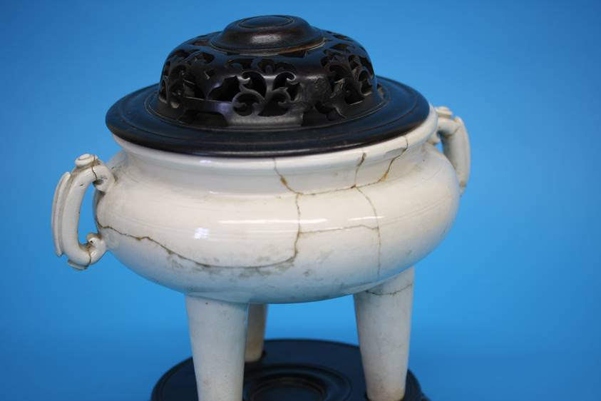 A large Chinese blanc du chine censor, with lid and stand 23 cm height - Image 9 of 14