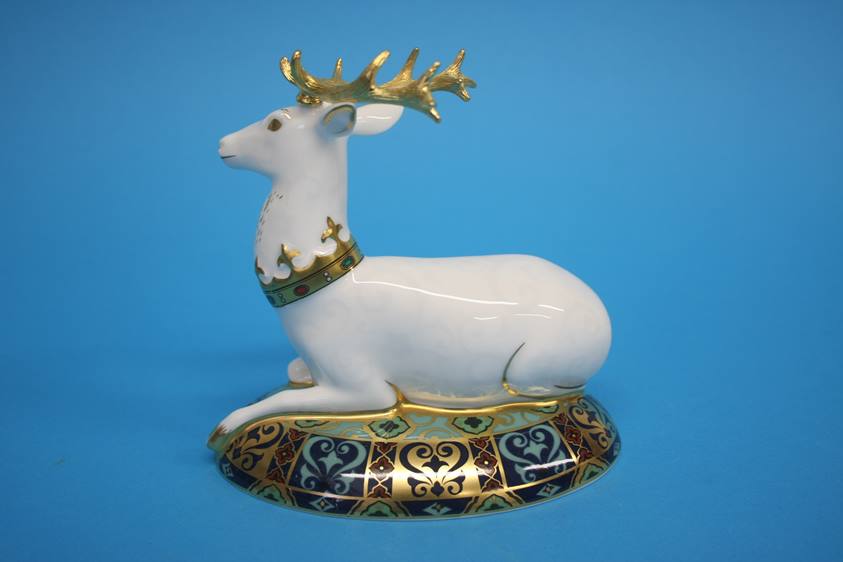 Royal Crown Derby paperweight, The White Heart, 409/2000, designed by Louise Adams, 2002, gold - Image 2 of 5