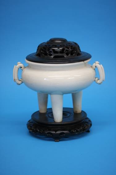 A large Chinese blanc du chine censor, with lid and stand 23 cm height